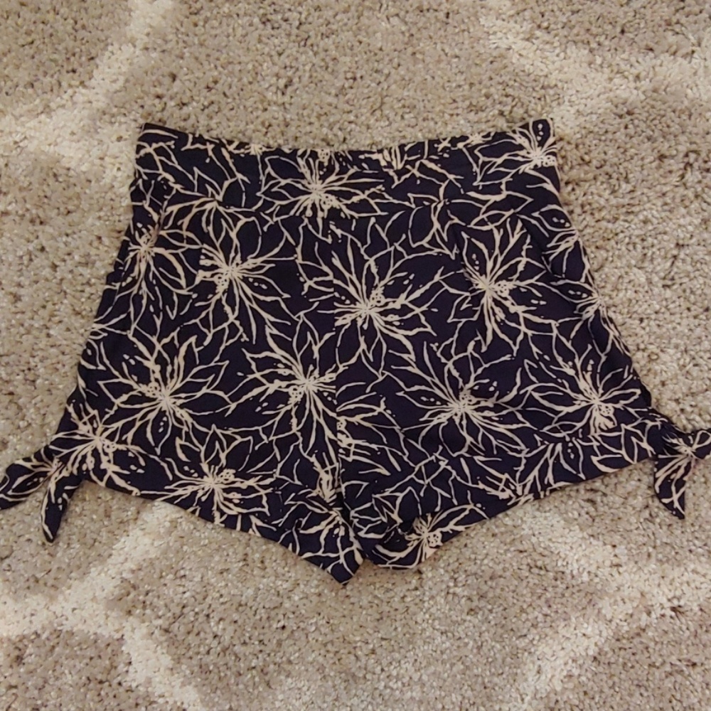 Super cute pull on shorts